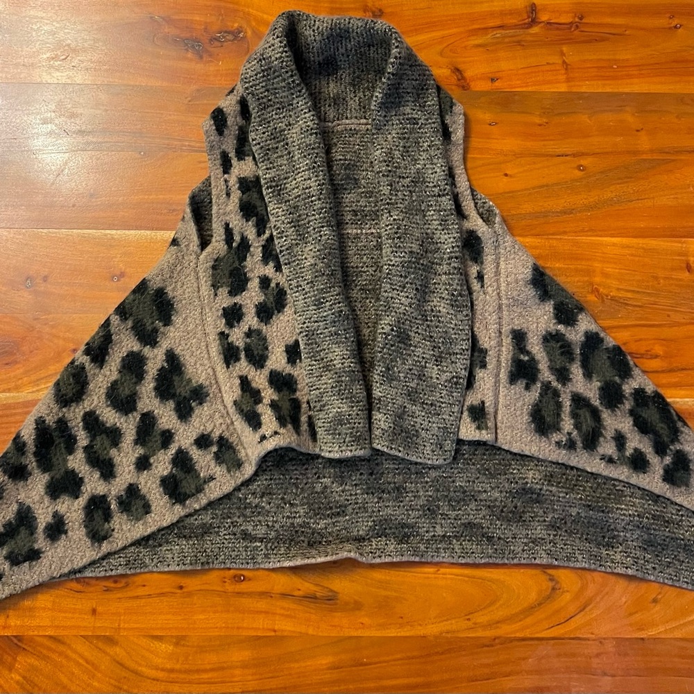 Women’s Cozy Leopard Print A-Symmetrical Cardigan Vest